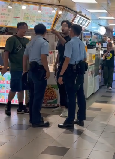 葵涌廣場2樓一間二手書店,一名22歲、持有香港身份證的巴基斯坦裔男銷售員疑因爭客問題與鄰舖職員起爭執。期間有人報案求助。警員處理案件期間有人極不合作及情緒激動,最終以「在公眾地方作出擾亂秩序行為」拘捕男子。(Threads)
